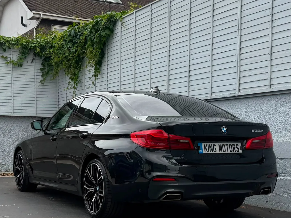 BMW 5-Series 2019 530E M SPORT / 20" ALLOYS - Image 6