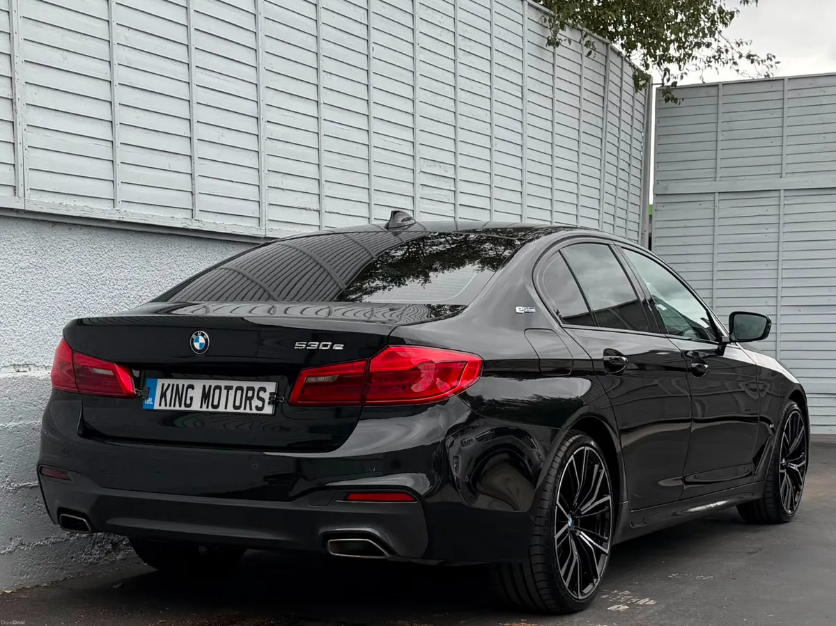 BMW 5-Series 2019 530E M SPORT / 20" ALLOYS - Image 3