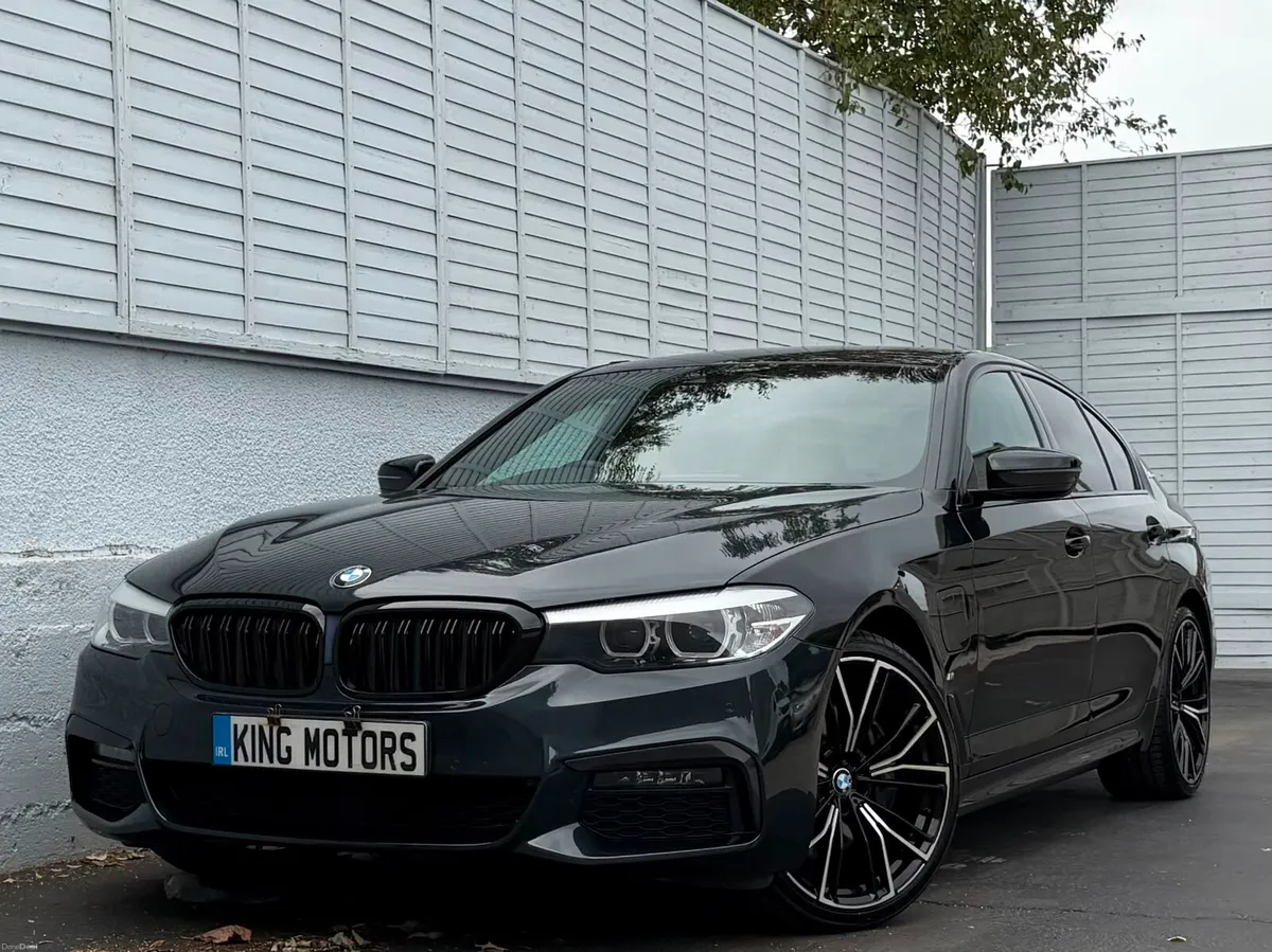 BMW 5-Series 2019 530E M SPORT / 20" ALLOYS - Image 4
