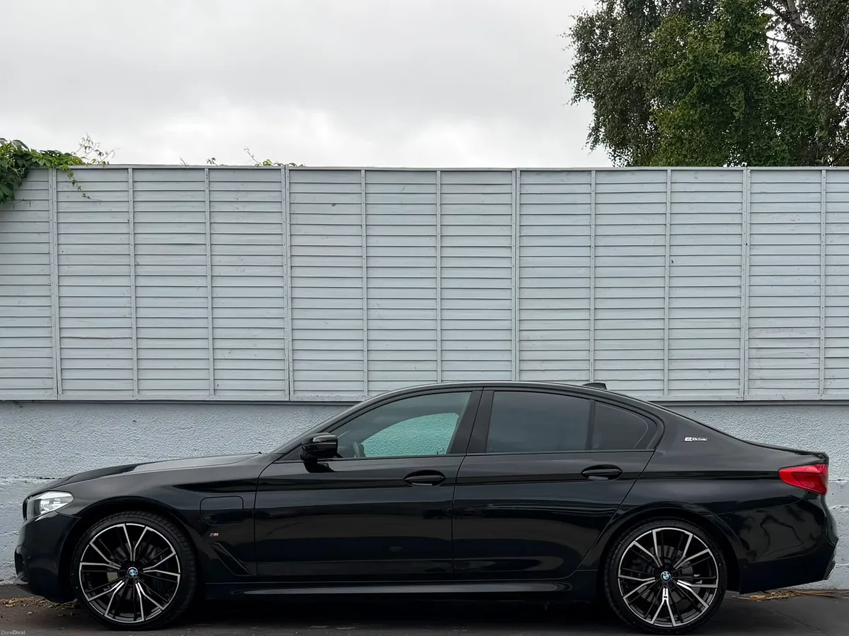 BMW 5-Series 2019 530E M SPORT / 20" ALLOYS - Image 5