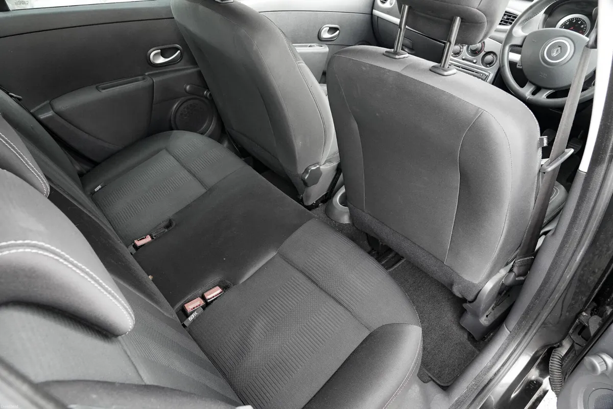 2012 Renault Clio 11. Petrol Manual - Image 4