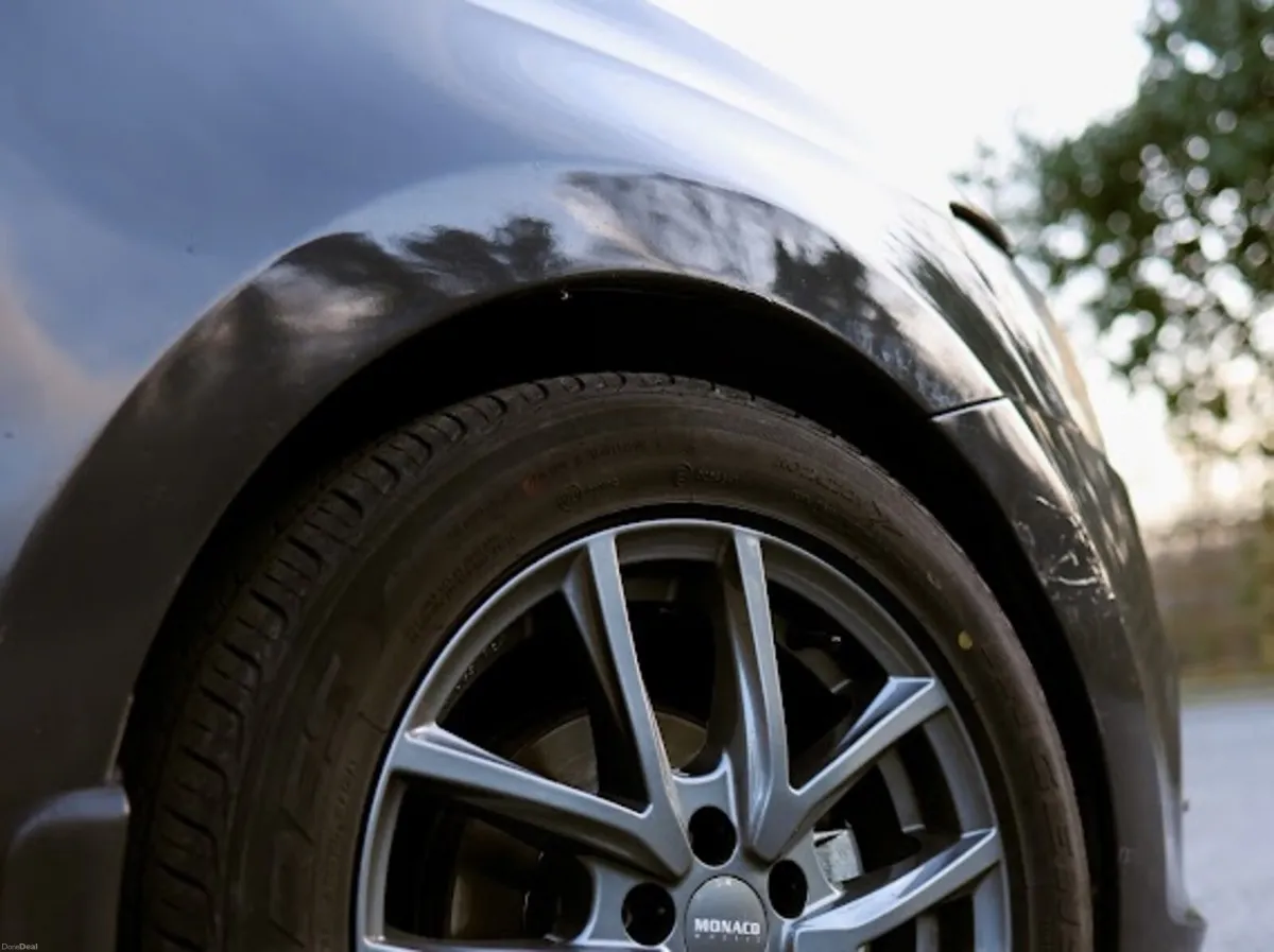 Volkswagen Polo 2015 - Image 2
