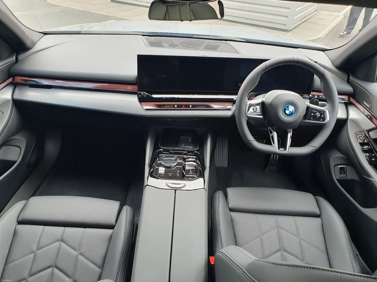 BMW 5-Series 530e M Sport Saloon - Image 4