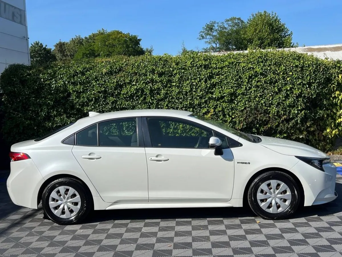 Toyota Corolla 1.8 HYBRID AUTO // APPLE CARPLAY/AN - Image 2