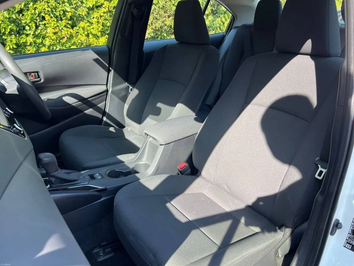 Toyota Corolla 1.8 HYBRID AUTO // APPLE CARPLAY/AN - Image 6