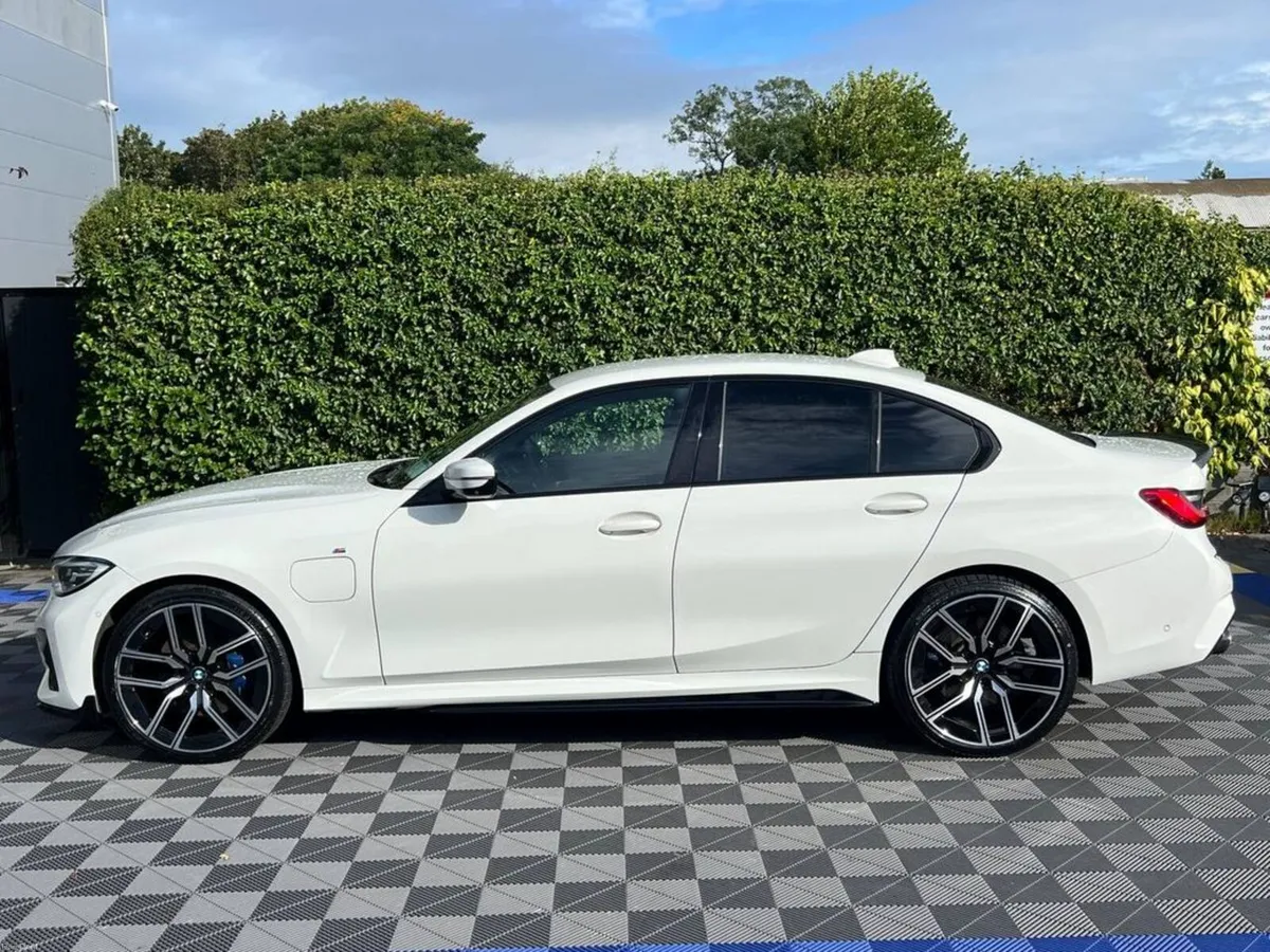 BMW 3-Series 330e M-SPORT COMPETITION 2.0 HYBRID / - Image 3