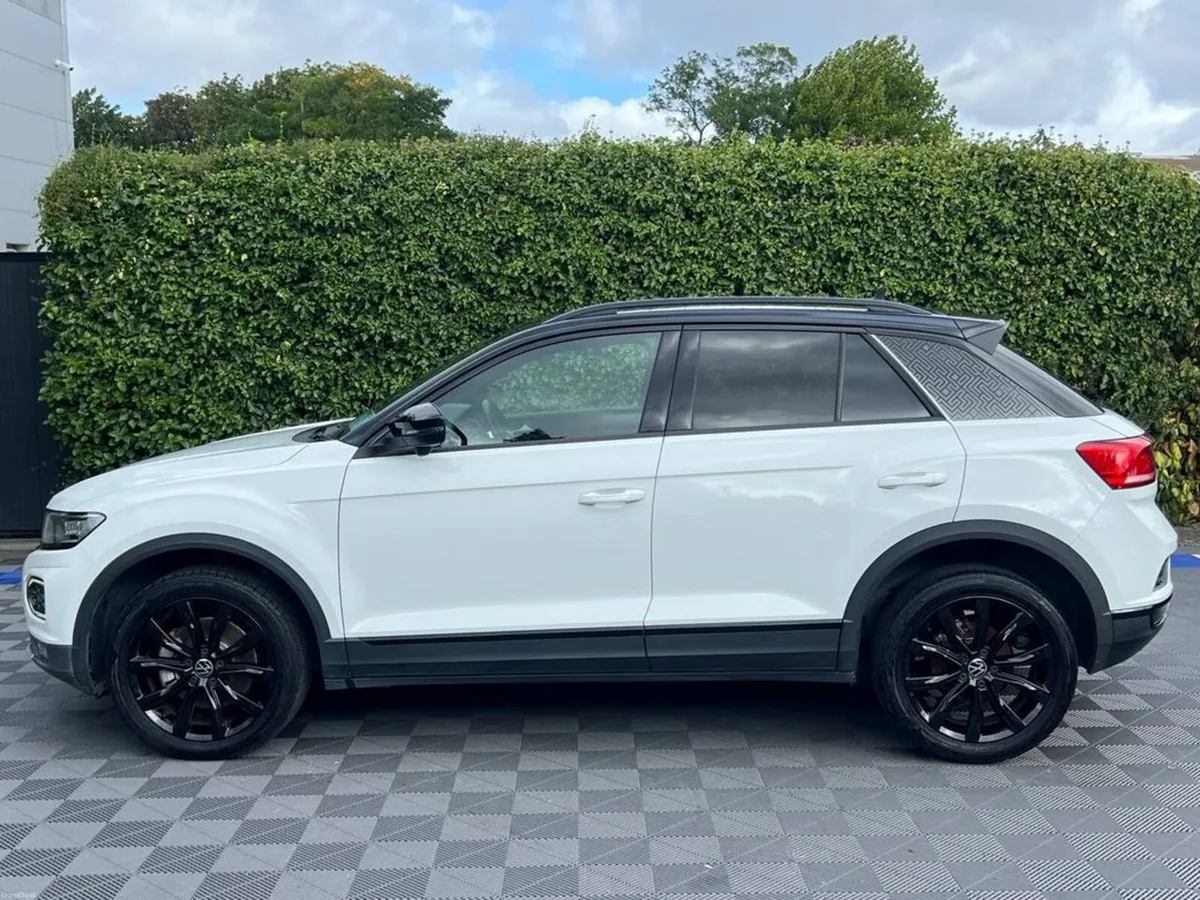 Volkswagen T-Roc DESIGN 2.0 TDI AUTO // APPLE CARP - Image 3
