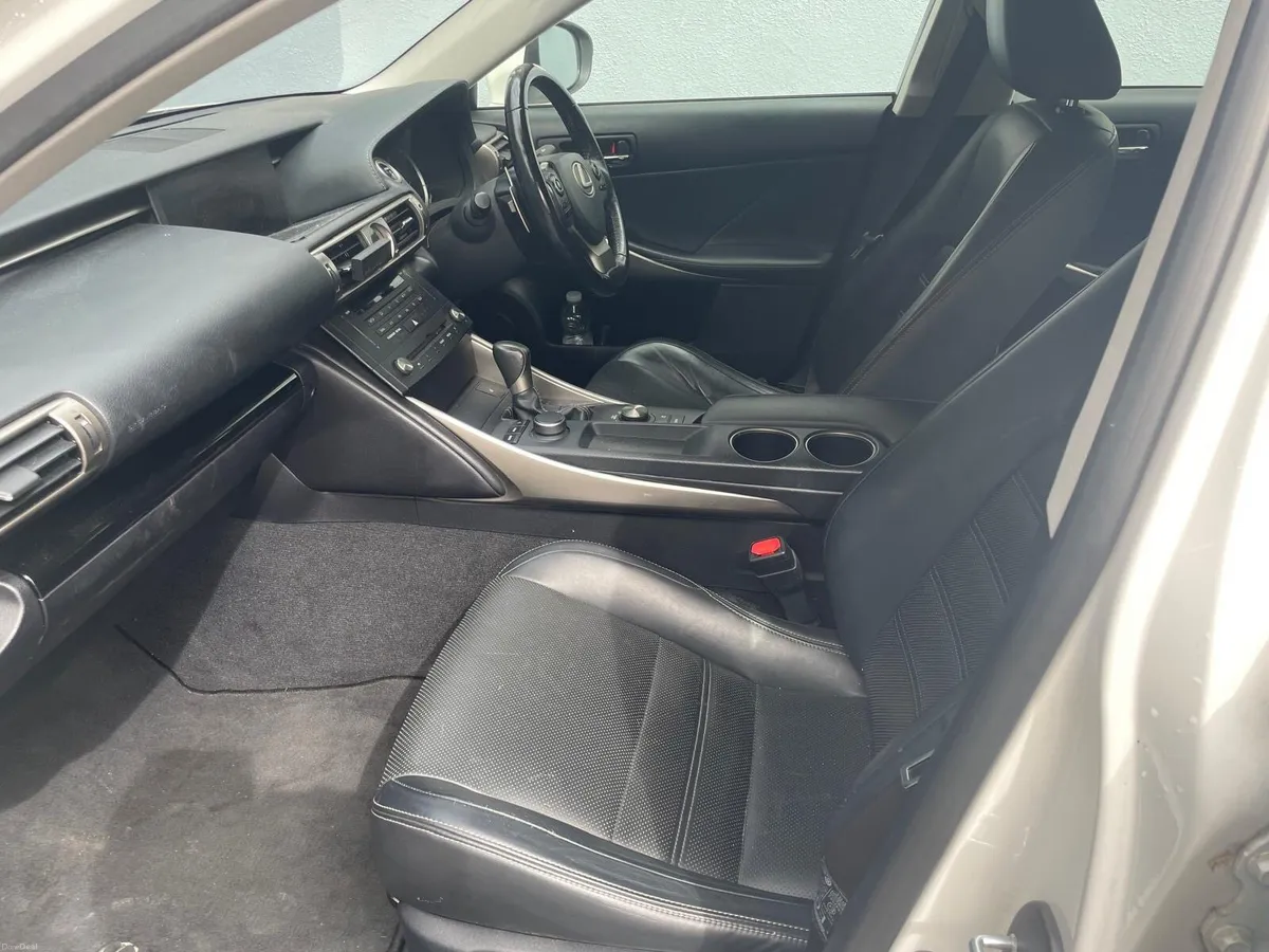 Lexus IS300H - Image 3