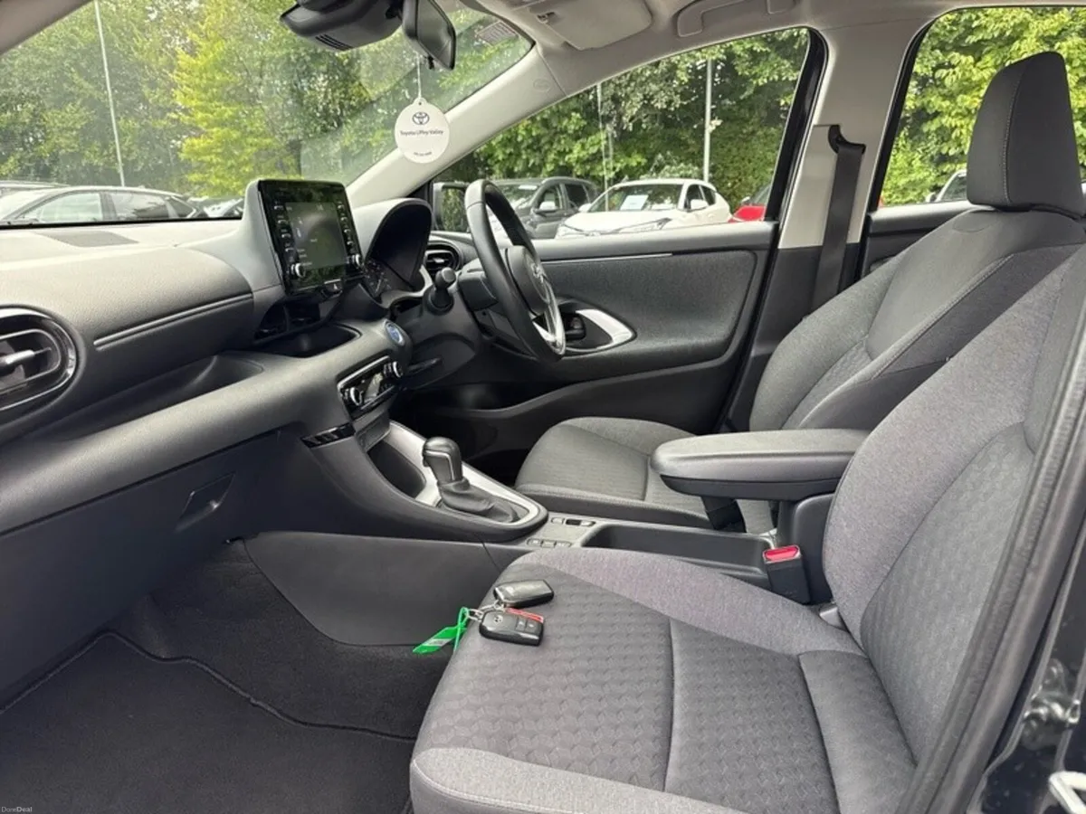 Toyota Yaris YARIS HYBRID LUNA - Image 6