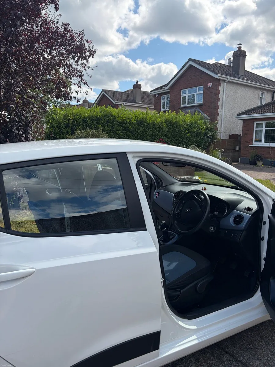 White Hyundai i10 - low owners - freshly serviced - Image 4