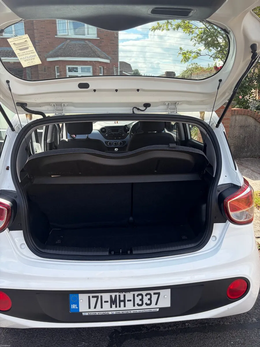 White Hyundai i10 - low owners - freshly serviced - Image 3