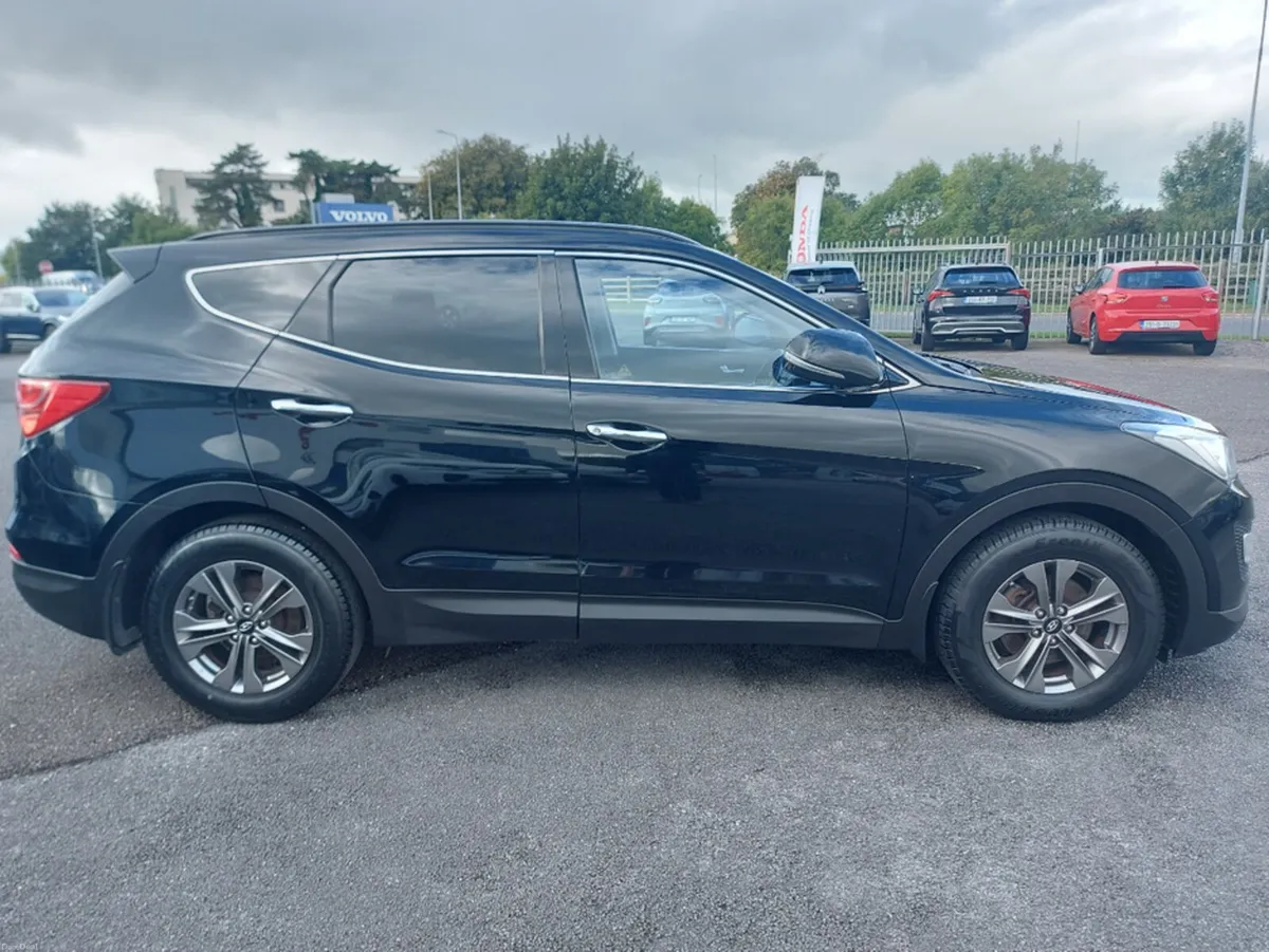 Hyundai Santa Fe 2WD COMFORT 4DR - Image 4