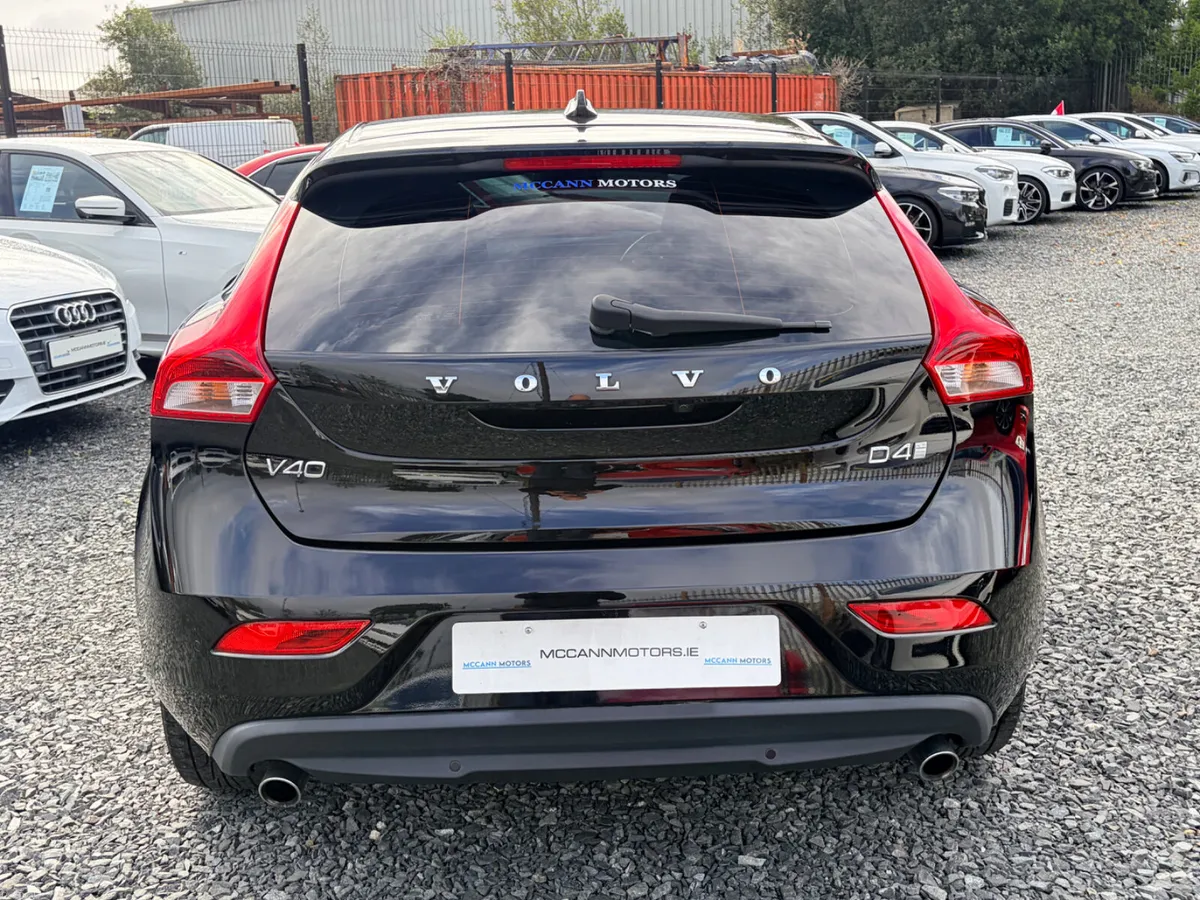 2017 VOLVO V40 2.0D4 INSCRIPTION 5DR AUTO - Image 4