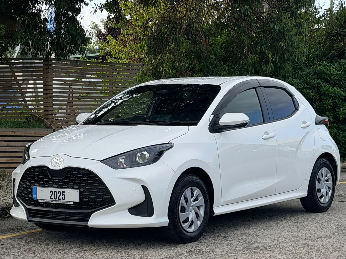 2025 TOYOTA YARIS..13815 KMS..2 KEYS - Image 1