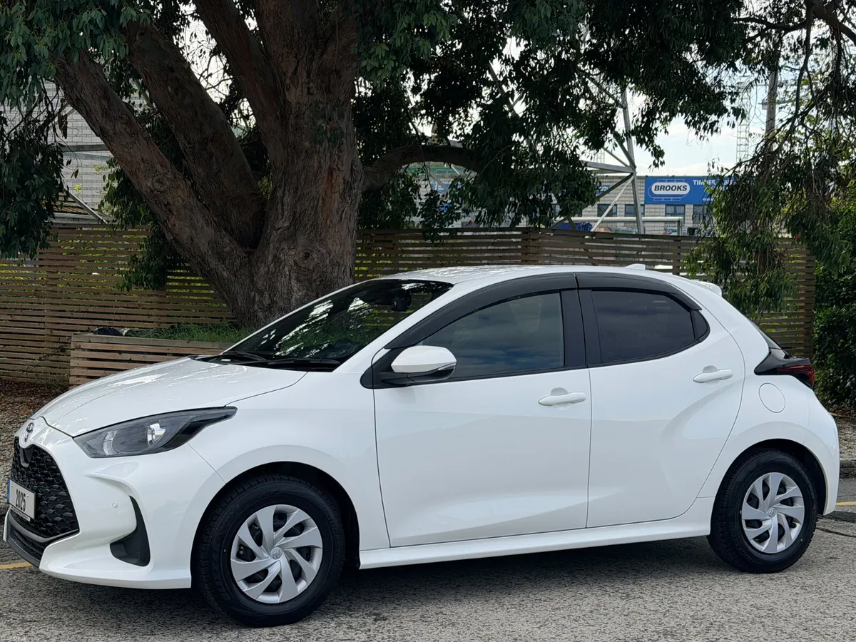 2025 TOYOTA YARIS..13815 KMS..2 KEYS - Image 5