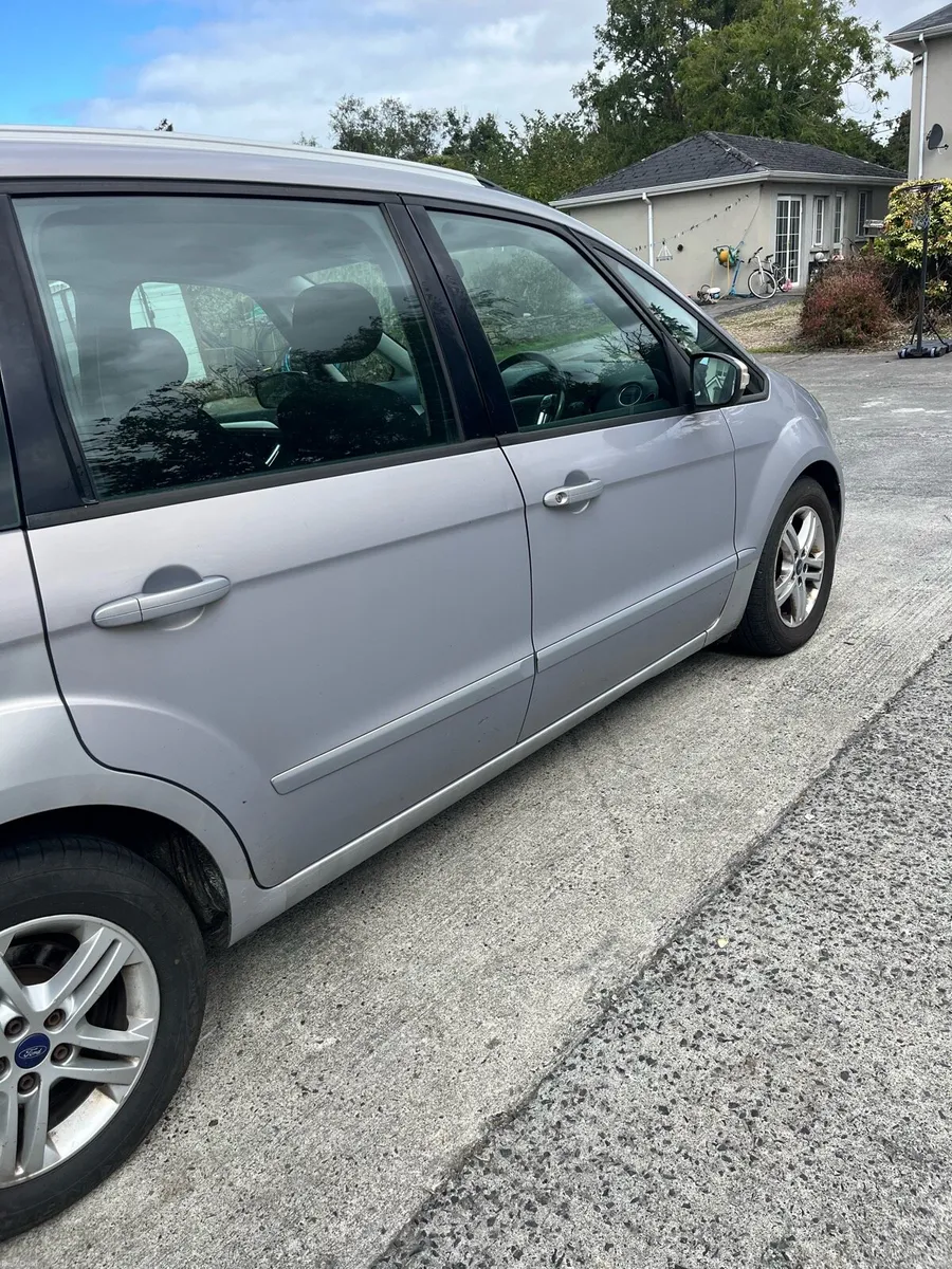 Seven seater Ford Galaxy - Image 4