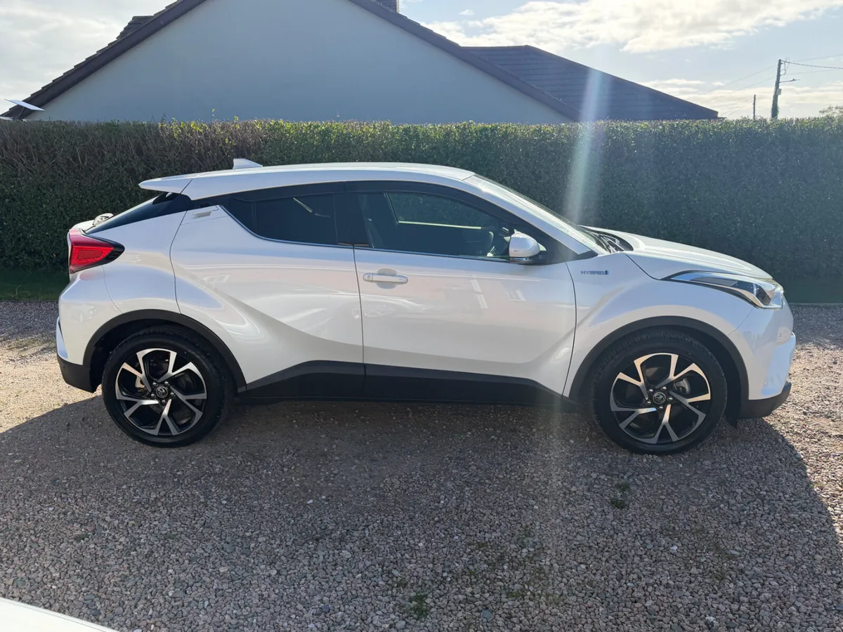 171 Toyota C-HR G spec Low Km (1.8 Hybrid) - Image 3