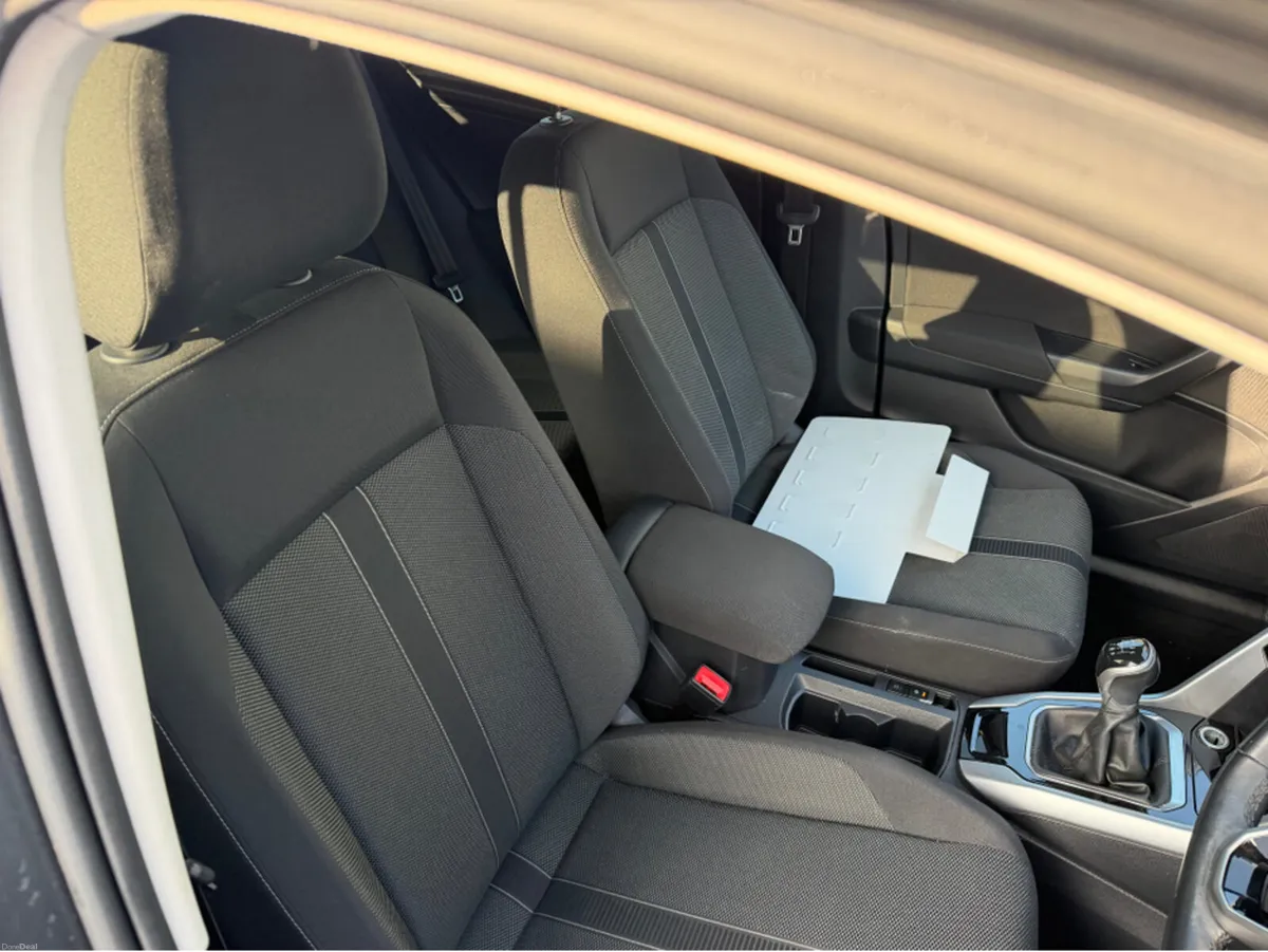 Volkswagen T-Roc LIFE 2.0 TDI MANUAL 6SPEED FWD 1 - Image 6