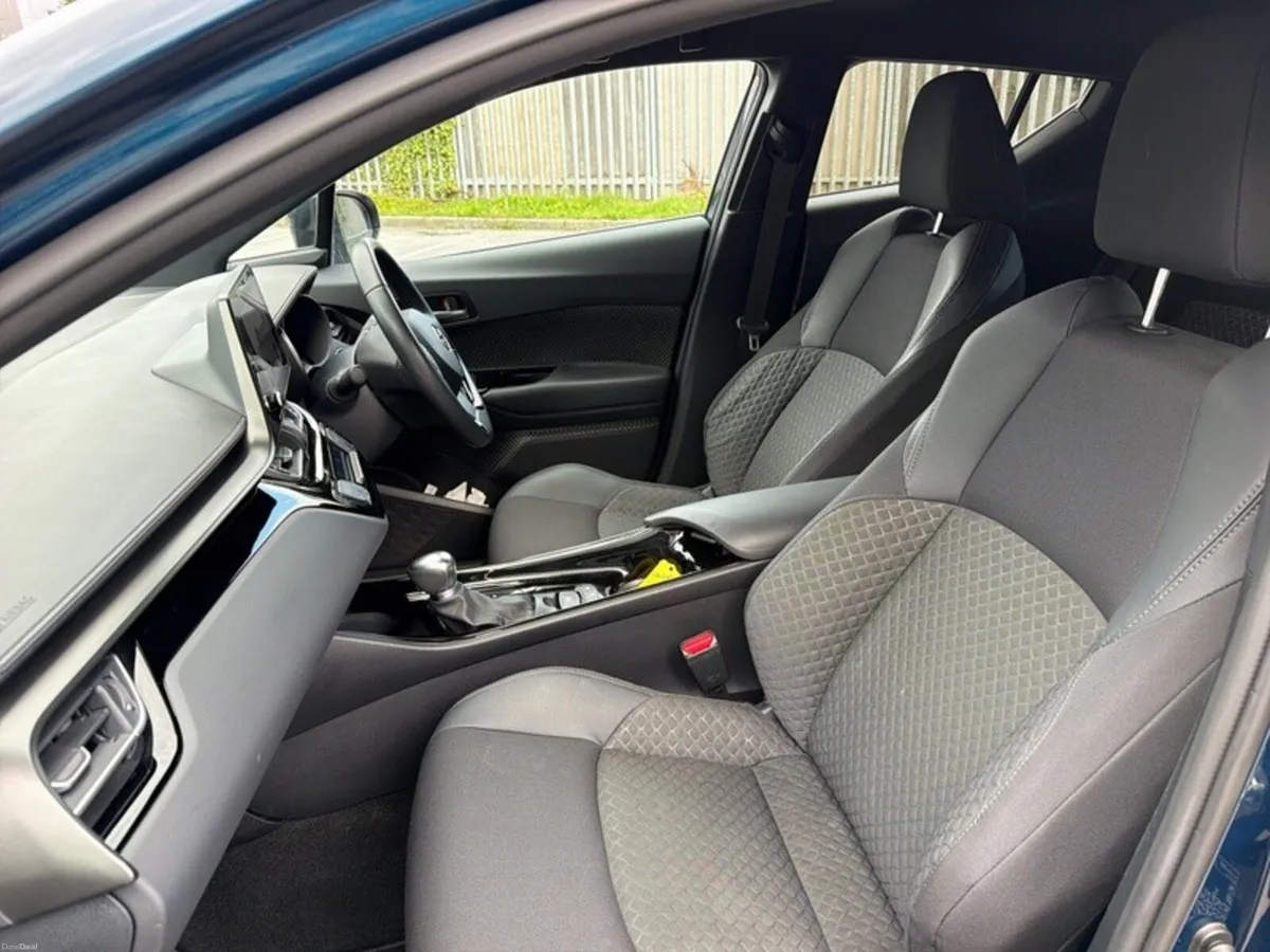 Toyota C-HR HYBRID SPORT // REAR CAMERA // BLUETOO - Image 6