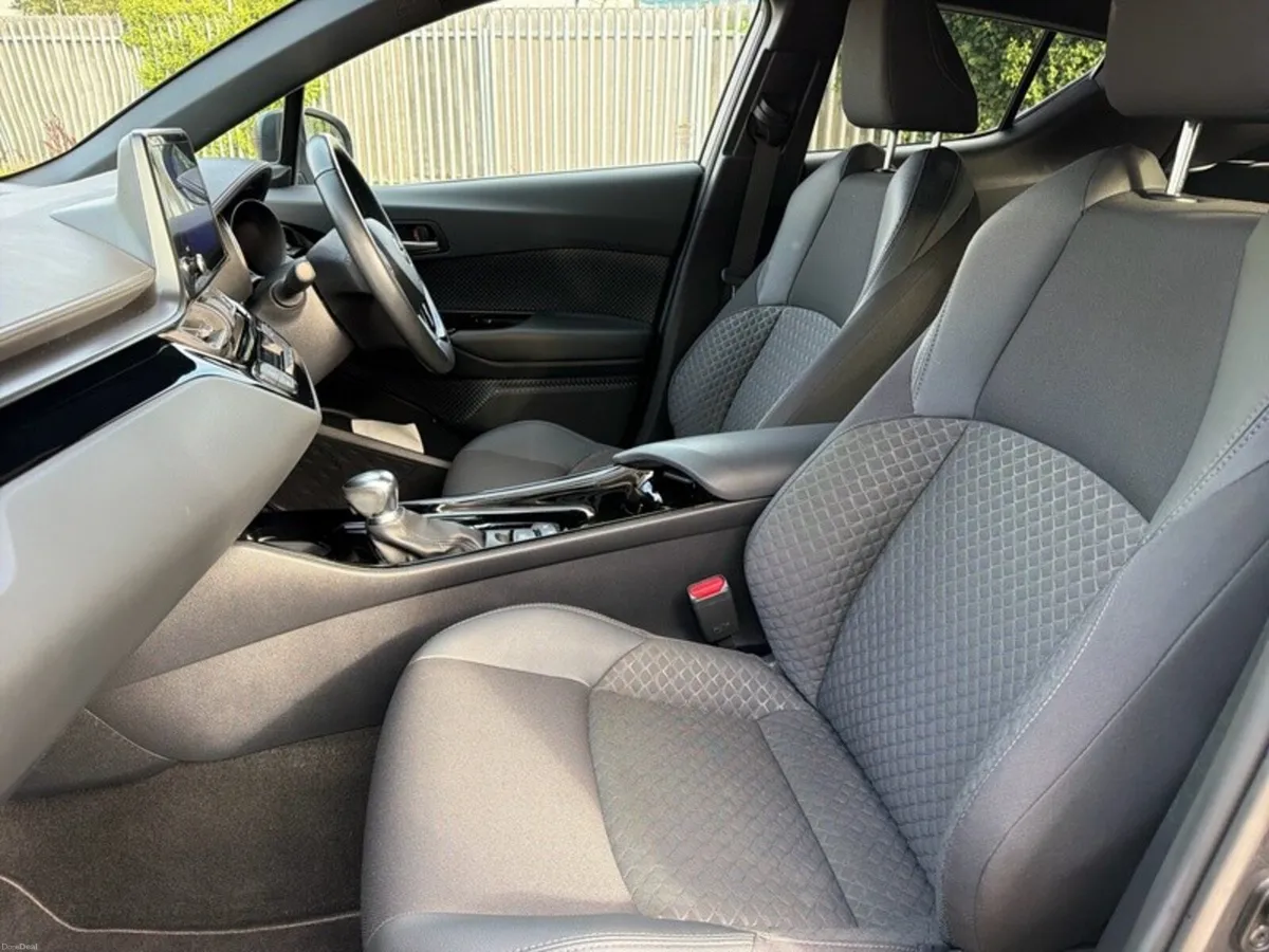 Toyota C-HR HYBRID SPORT // REAR CAMERA // BLUETOO - Image 6