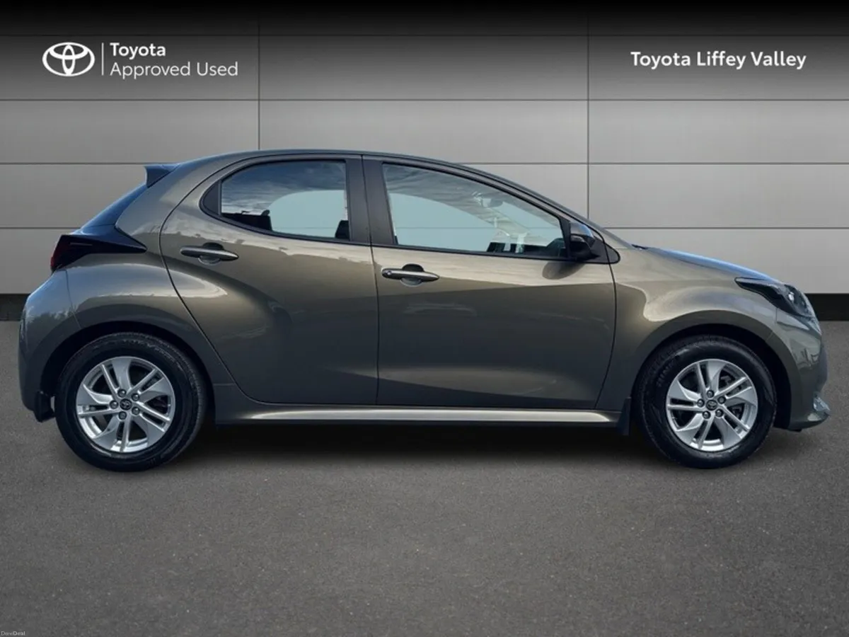 Toyota Yaris YARIS HYBRID LUNA - Image 3