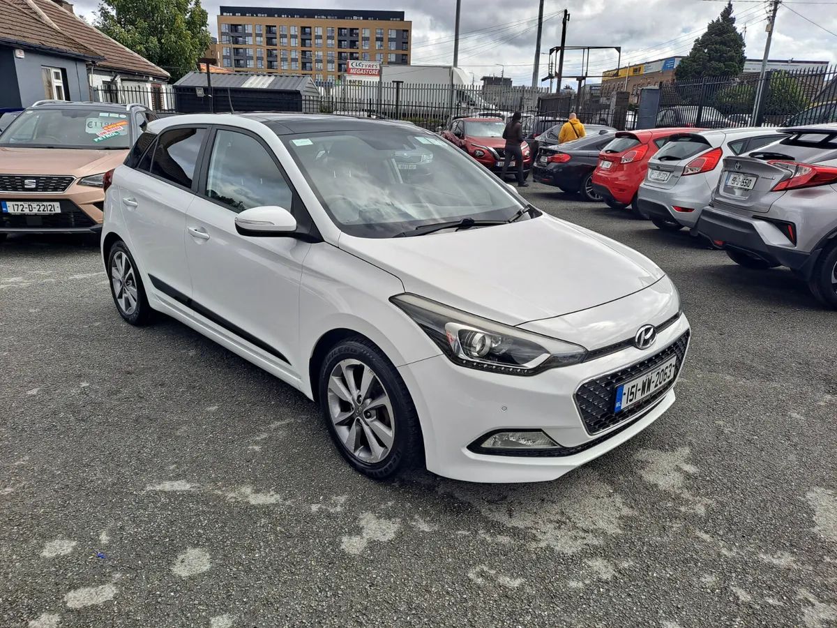 Hyundai i20 2015 1.2 PREMIUM SUNROOF VERY LOW KMS - Image 1
