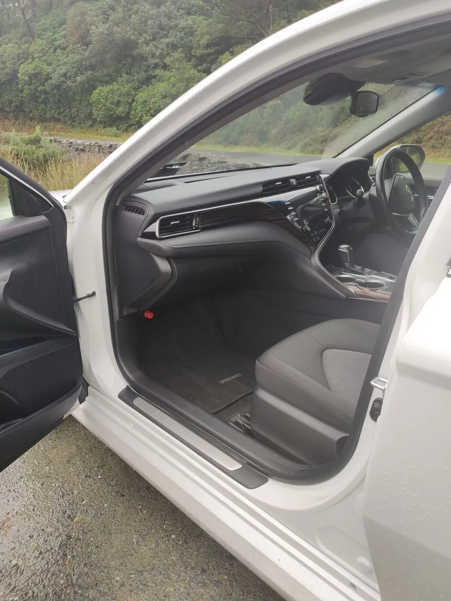 Toyota Camry 2.5 HYBRID / AUTOMATIC - Image 2