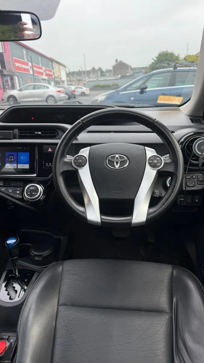 TOYOTA AQUA Hybrid - Image 6