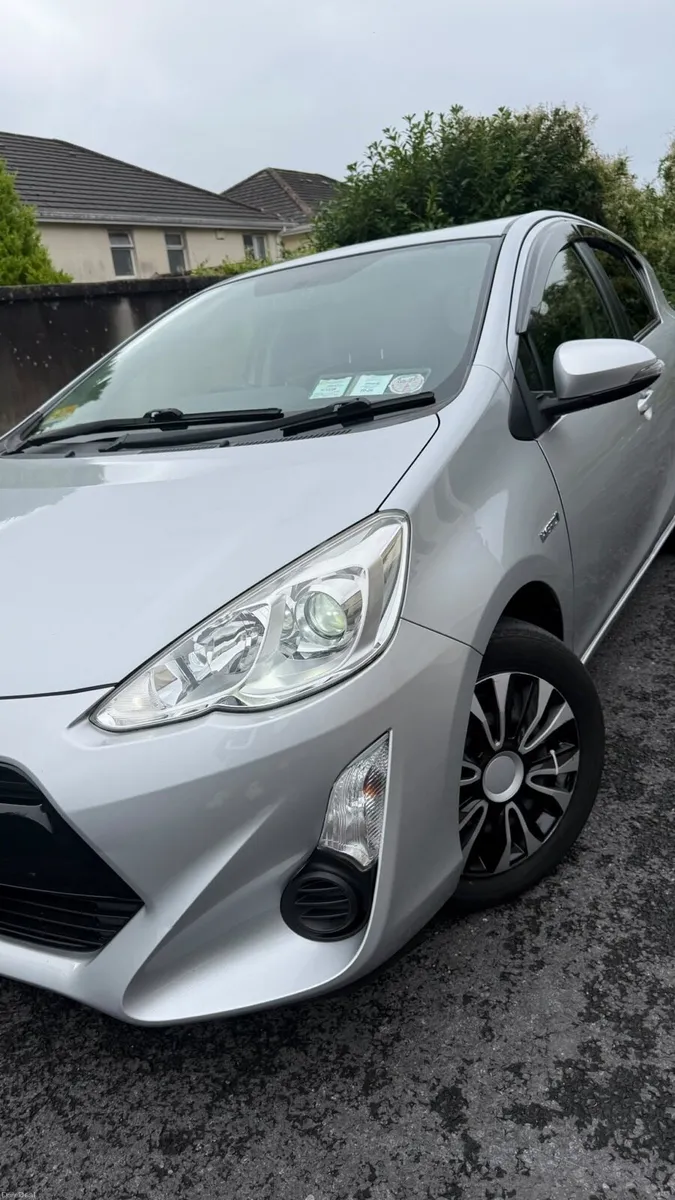 TOYOTA AQUA Hybrid - Image 3