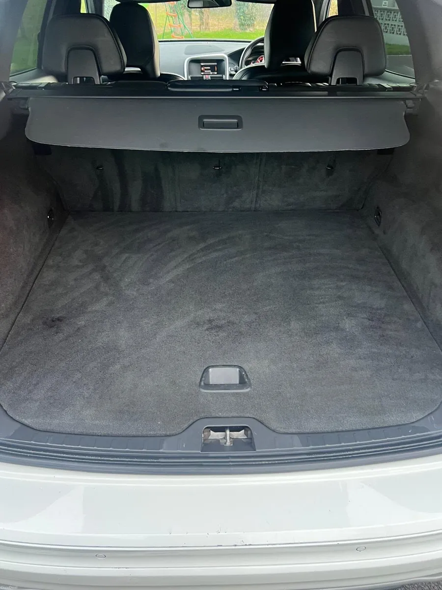 Volvo XC60 R-Design ( MINT ) - Image 4