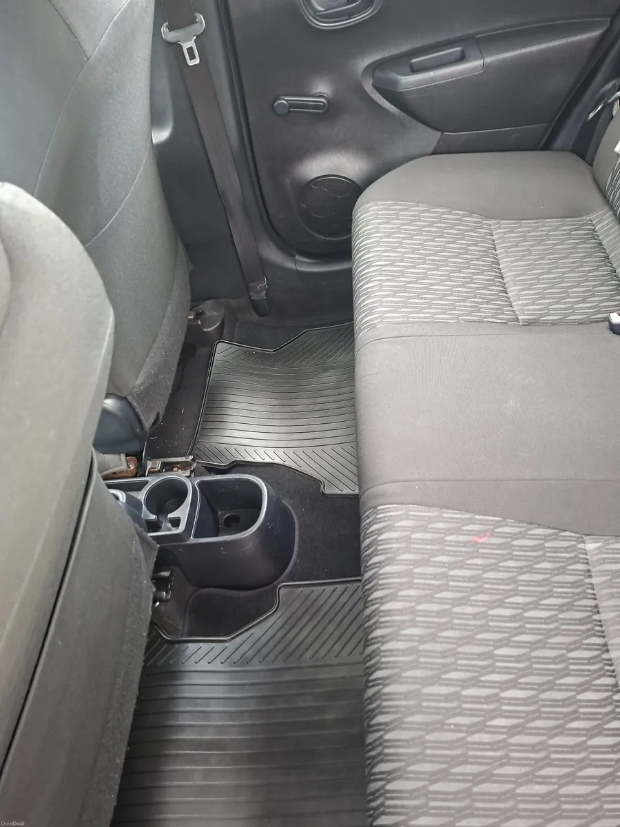 Toyota Yaris 2013 - Image 2