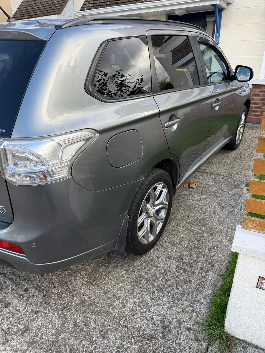 15 Mitsubishi Outlander PHEV 4W - Image 4