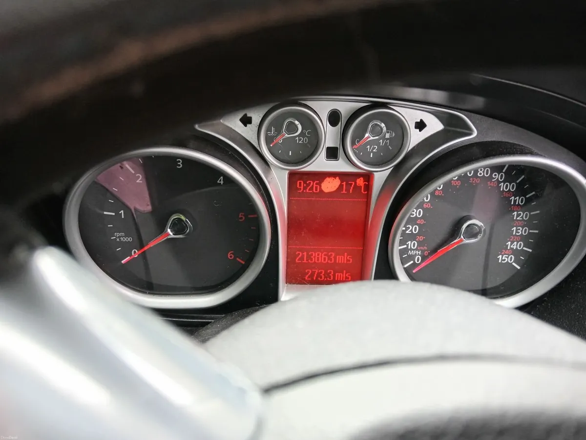 Ford Focus 2010 - Image 2