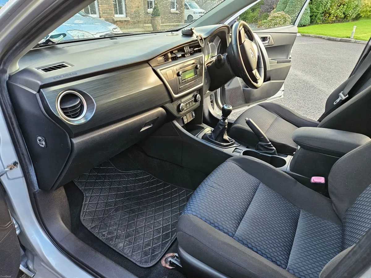 Toyota Auris 2014 - Image 2