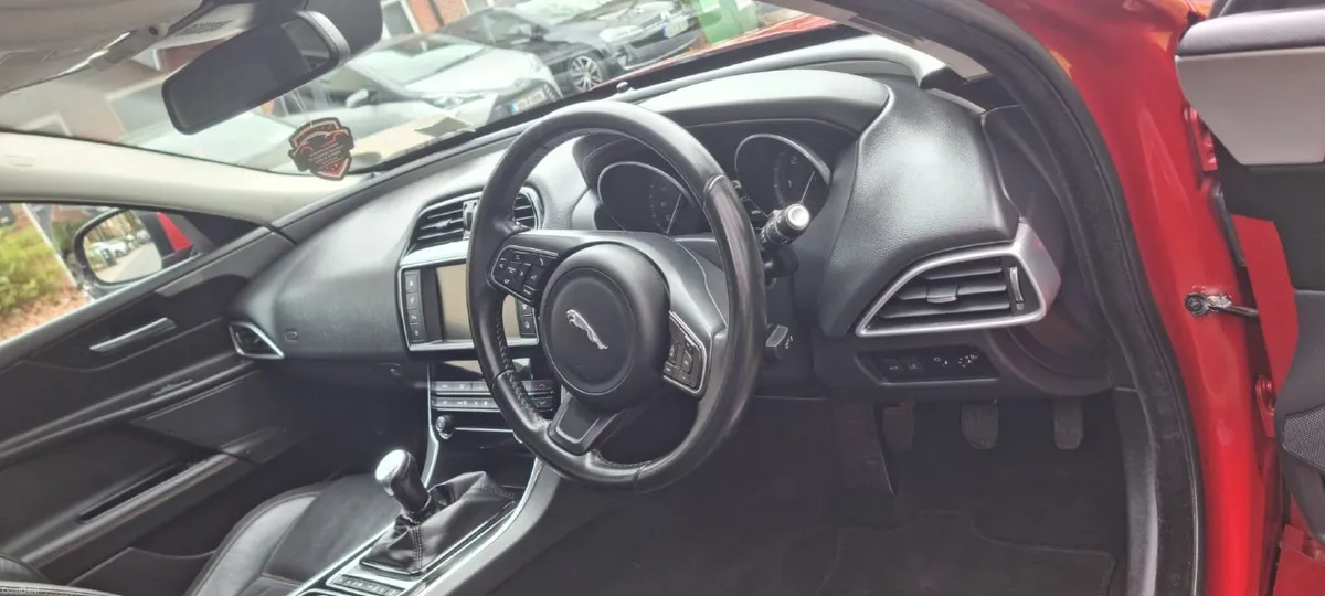 Jaguar XE 2016 - Image 2
