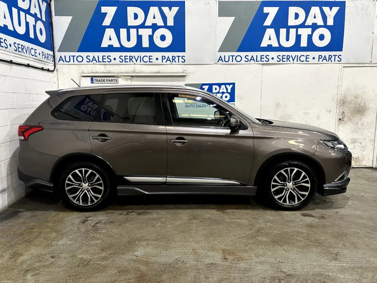 Mitsubishi Outlander 7 SEATER 4WD HIGH SPEC - Image 3