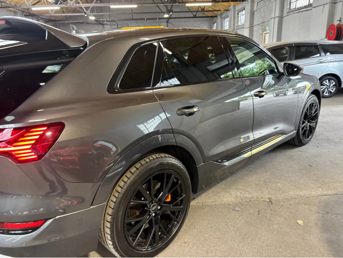Audi e-tron 55 300KW Q S LINE 4DR Black Edition - Image 6