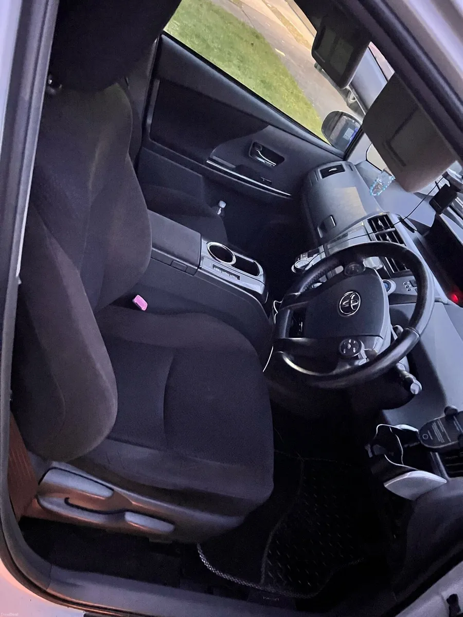 Toyota Prius 7 seater for sale - Image 4