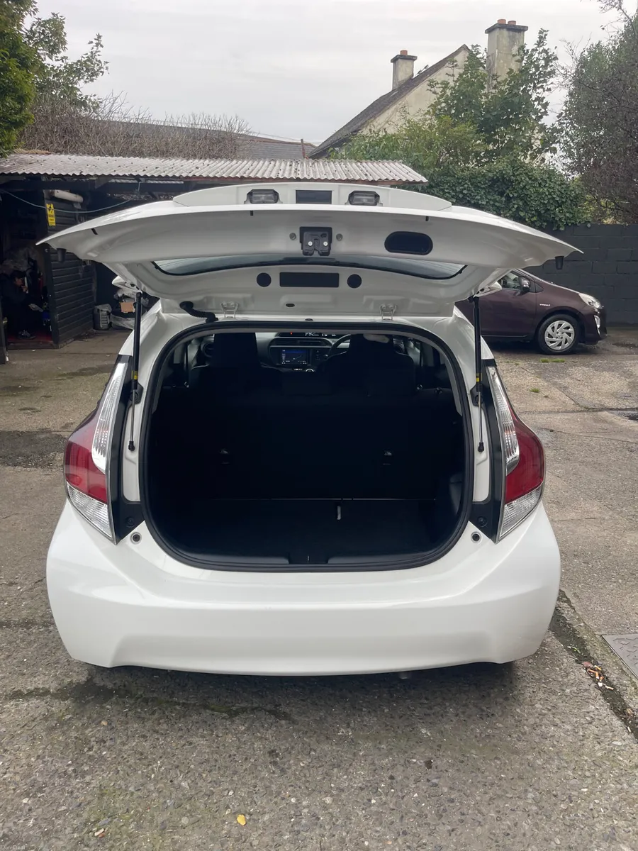 2015 Toyota Aqua 67k km automatic hybrid - Image 5