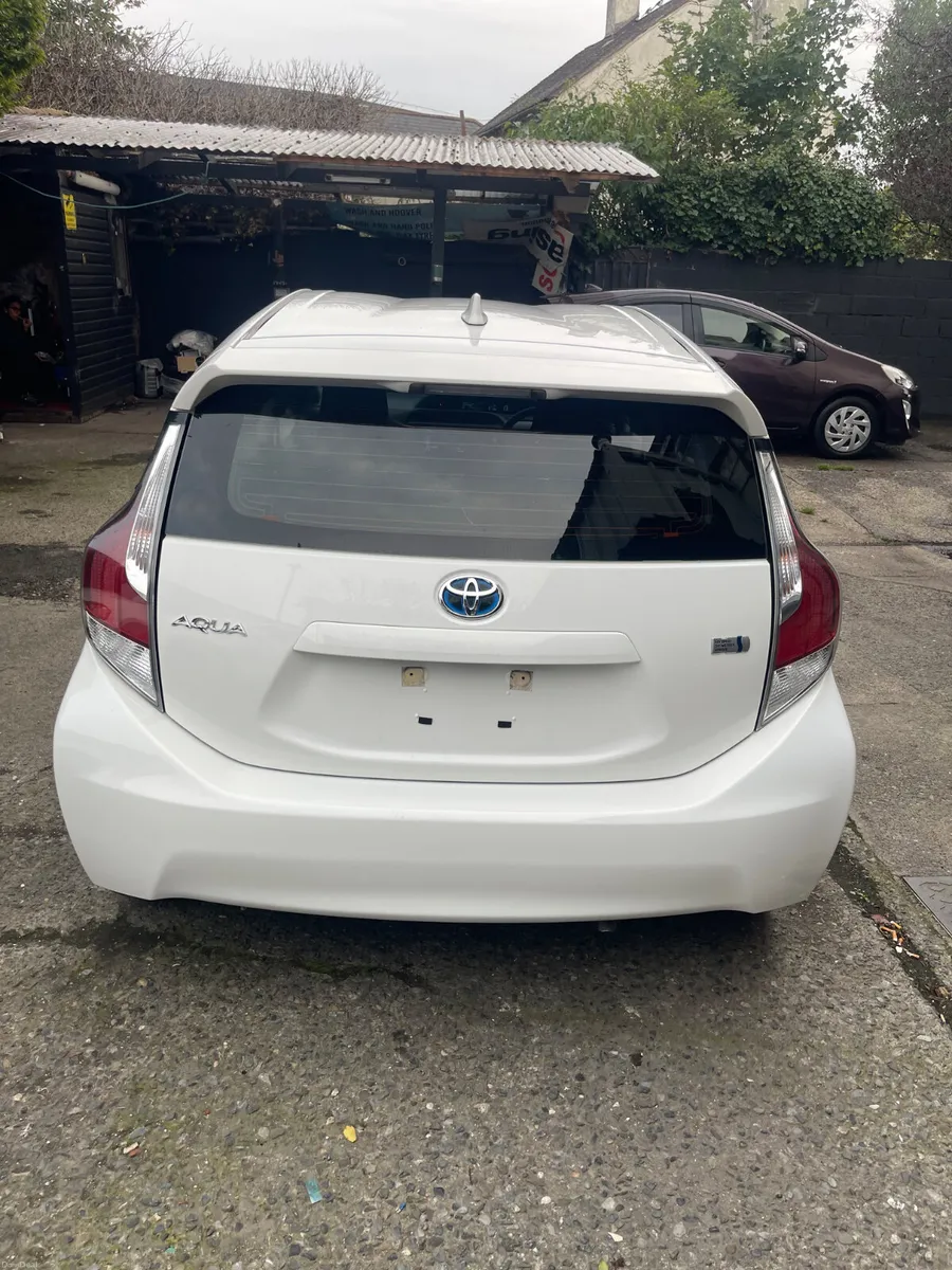2015 Toyota Aqua 67k km automatic hybrid - Image 4