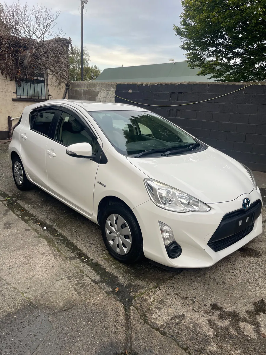 2015 Toyota Aqua 67k km automatic hybrid - Image 3