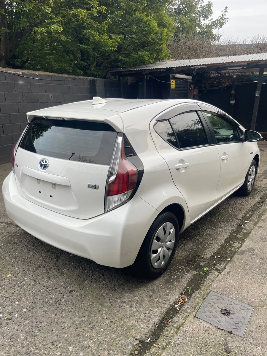 2015 Toyota Aqua 67k km automatic hybrid - Image 6