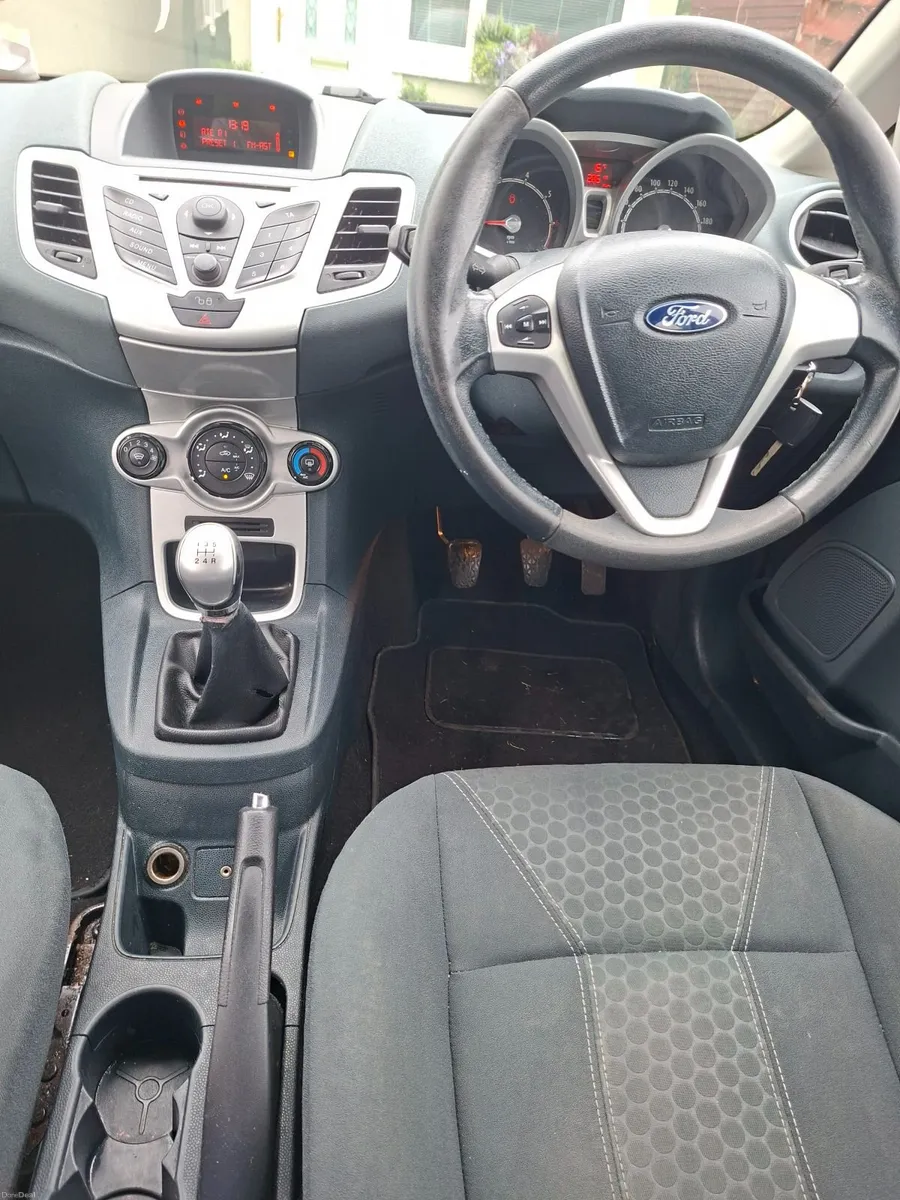Ford Fiesta 2011 - Image 2