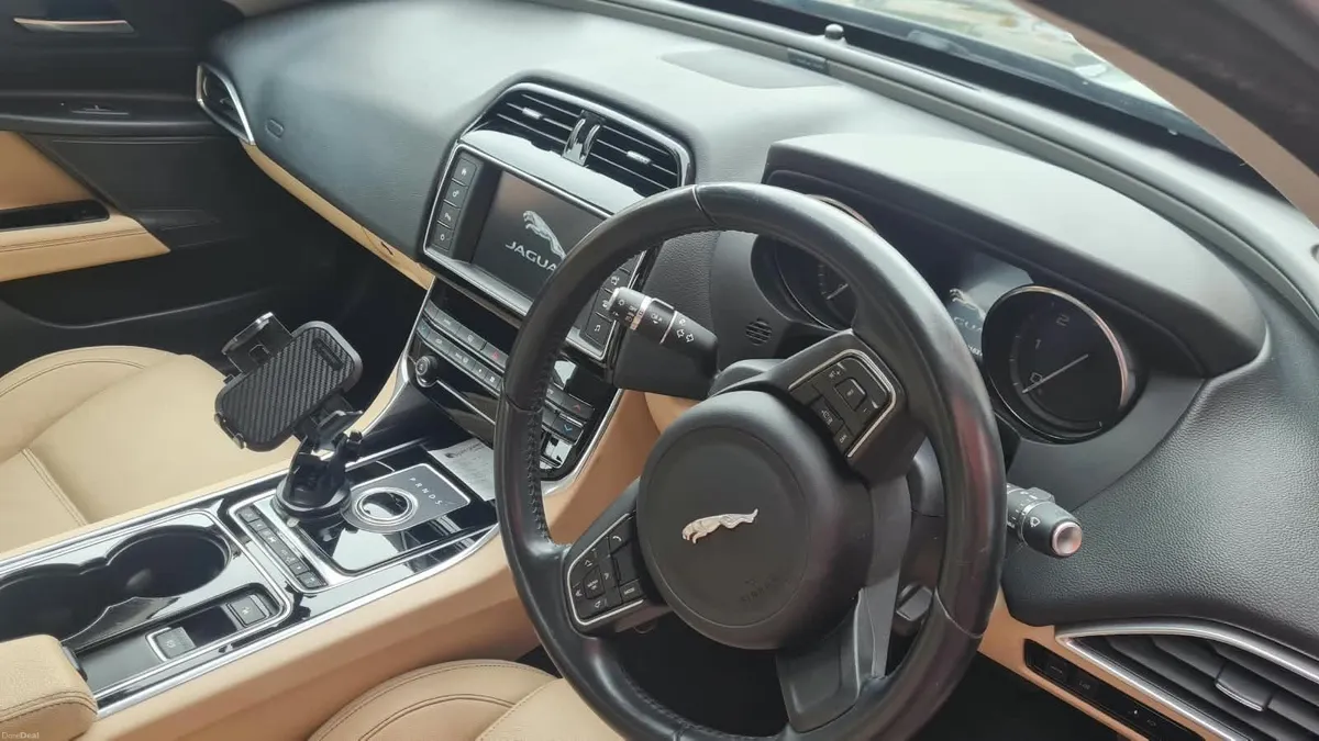 Jaguar XE 2016 - Image 2