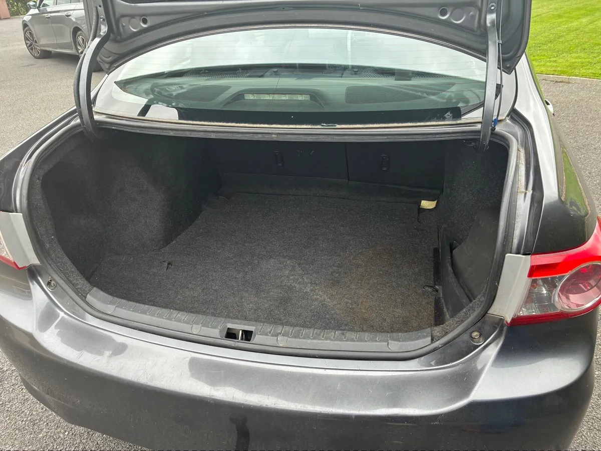 Toyota Corolla 2011 - Image 4