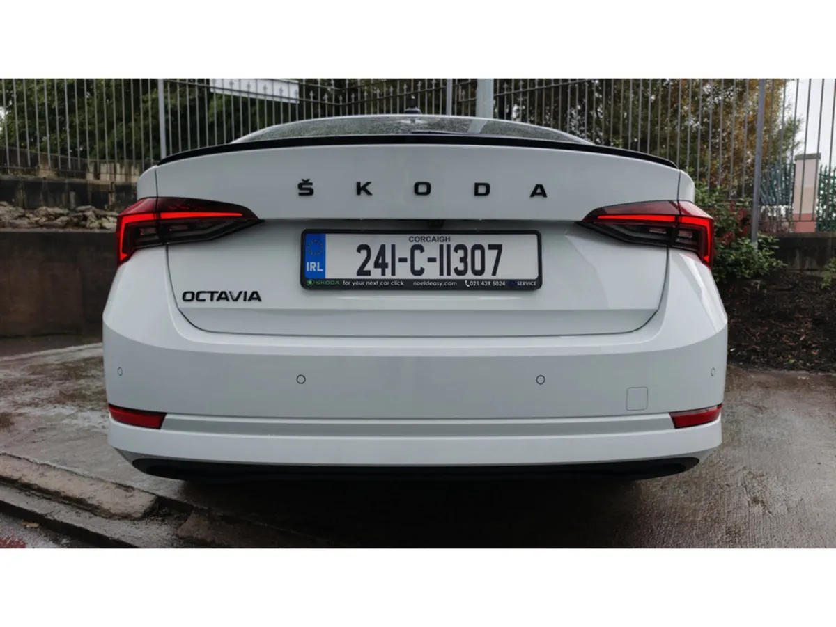 Skoda Octavia BLACK PACK - FACTORY SUNSET GLASS - - Image 4