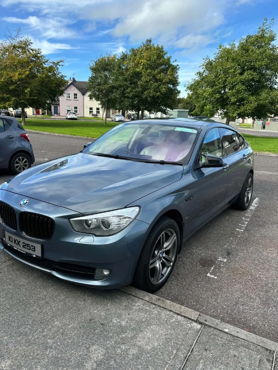 BMW 5-Series 2010 - Image 2