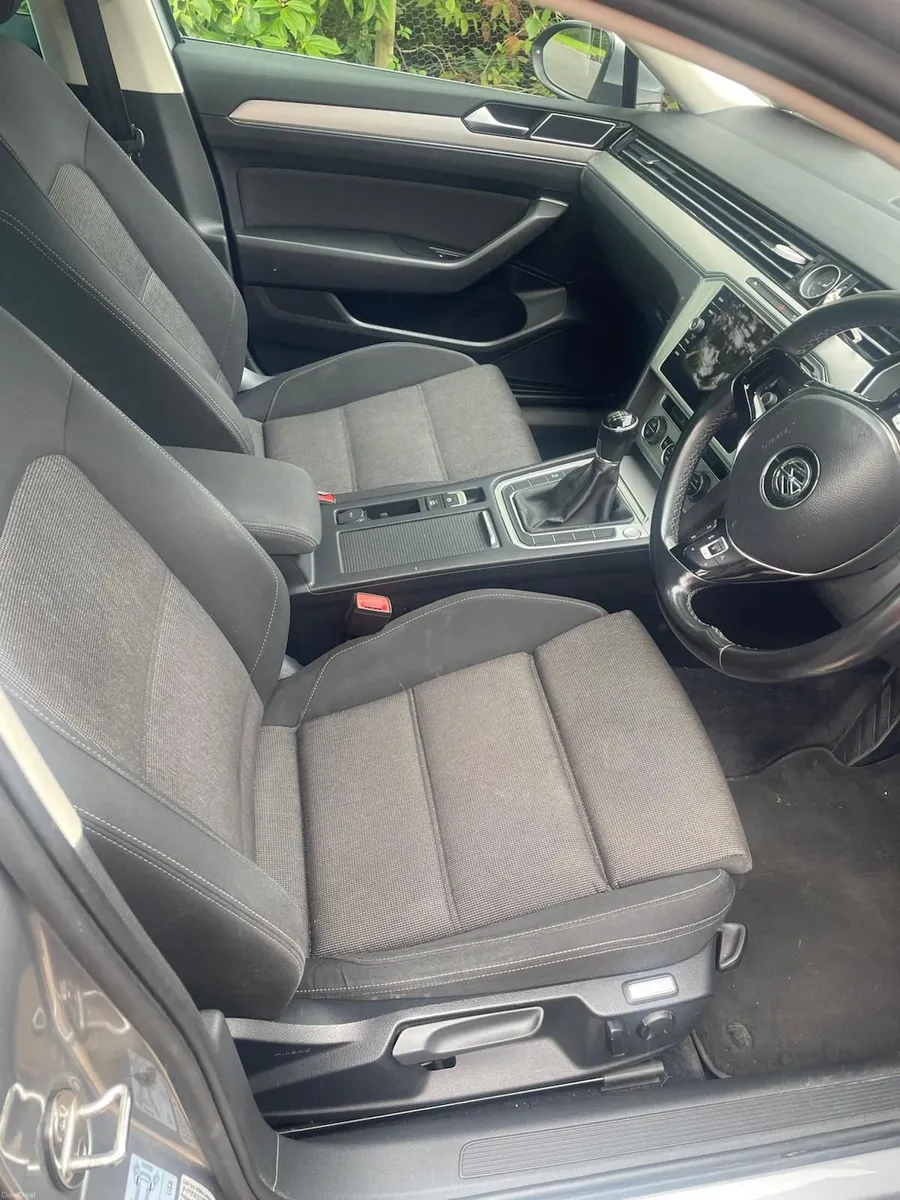 Volkswagen Passat 2019 - Image 5