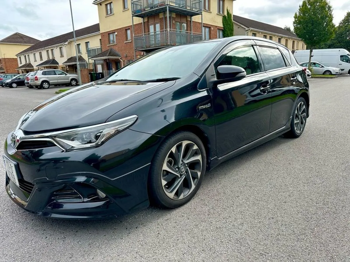 2017 Toyota Auris - Hybrid G Package - Image 2