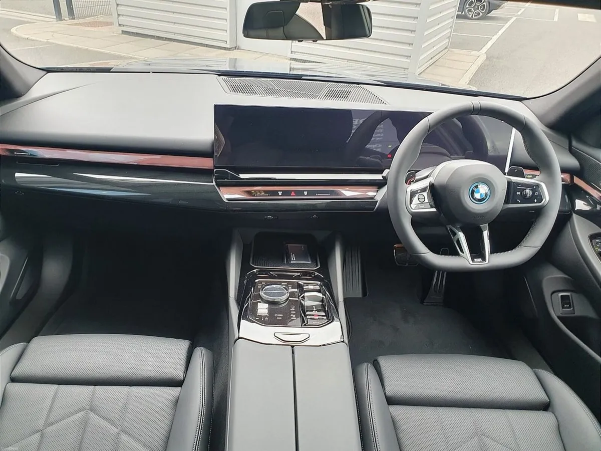 BMW 5-Series 530e M Sport Saloon - Image 4